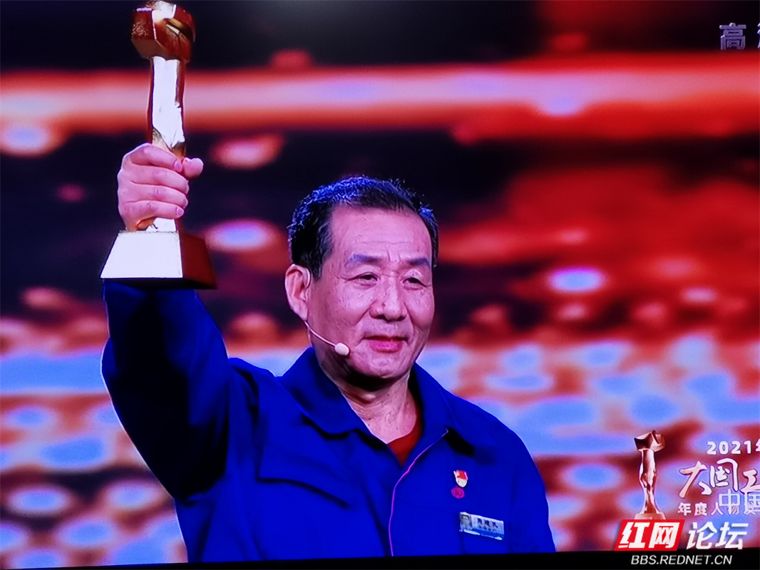 七律赞大国工匠周建民