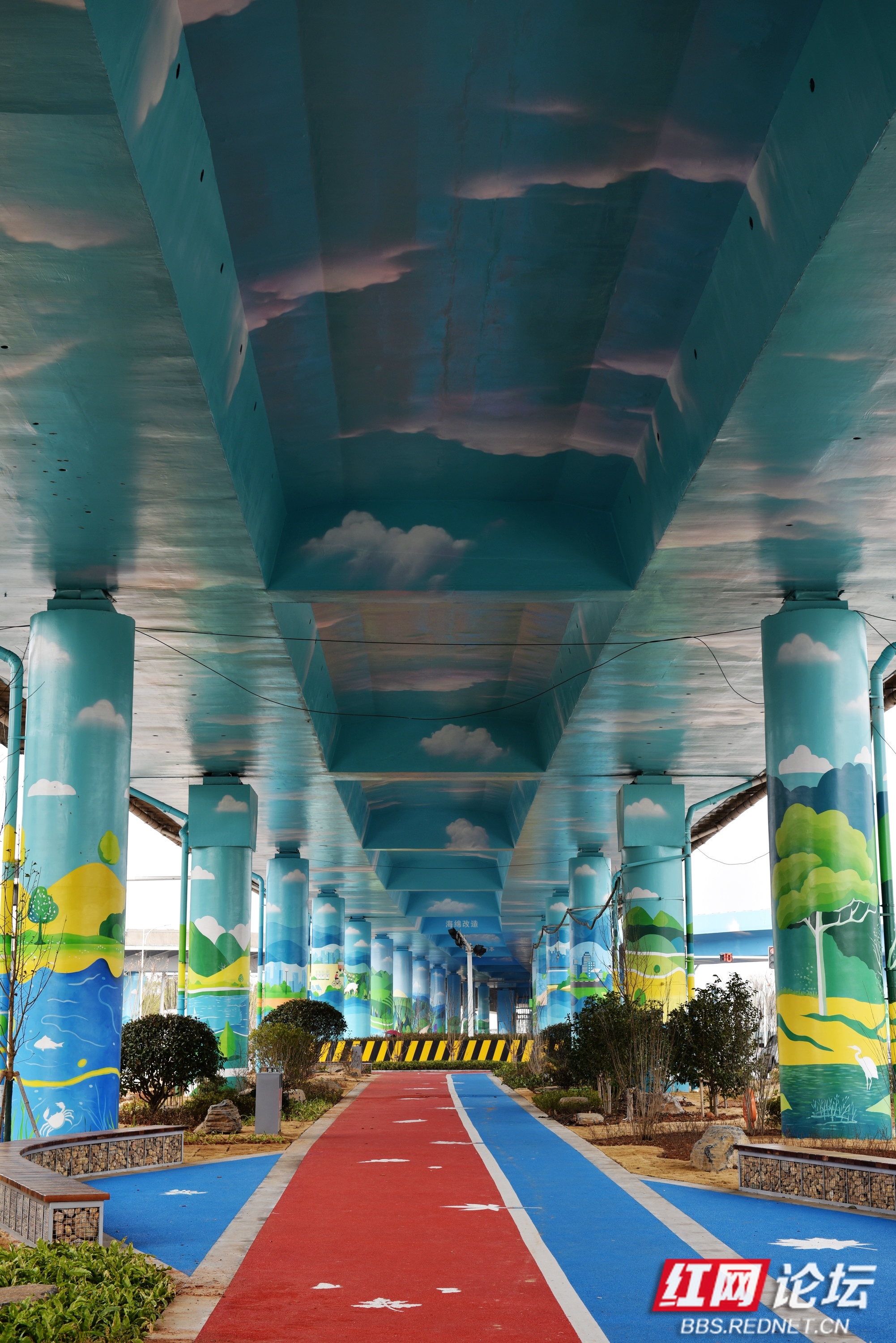 洞庭湖大桥下的景观彩绘,蓝色的梦幻童话世界