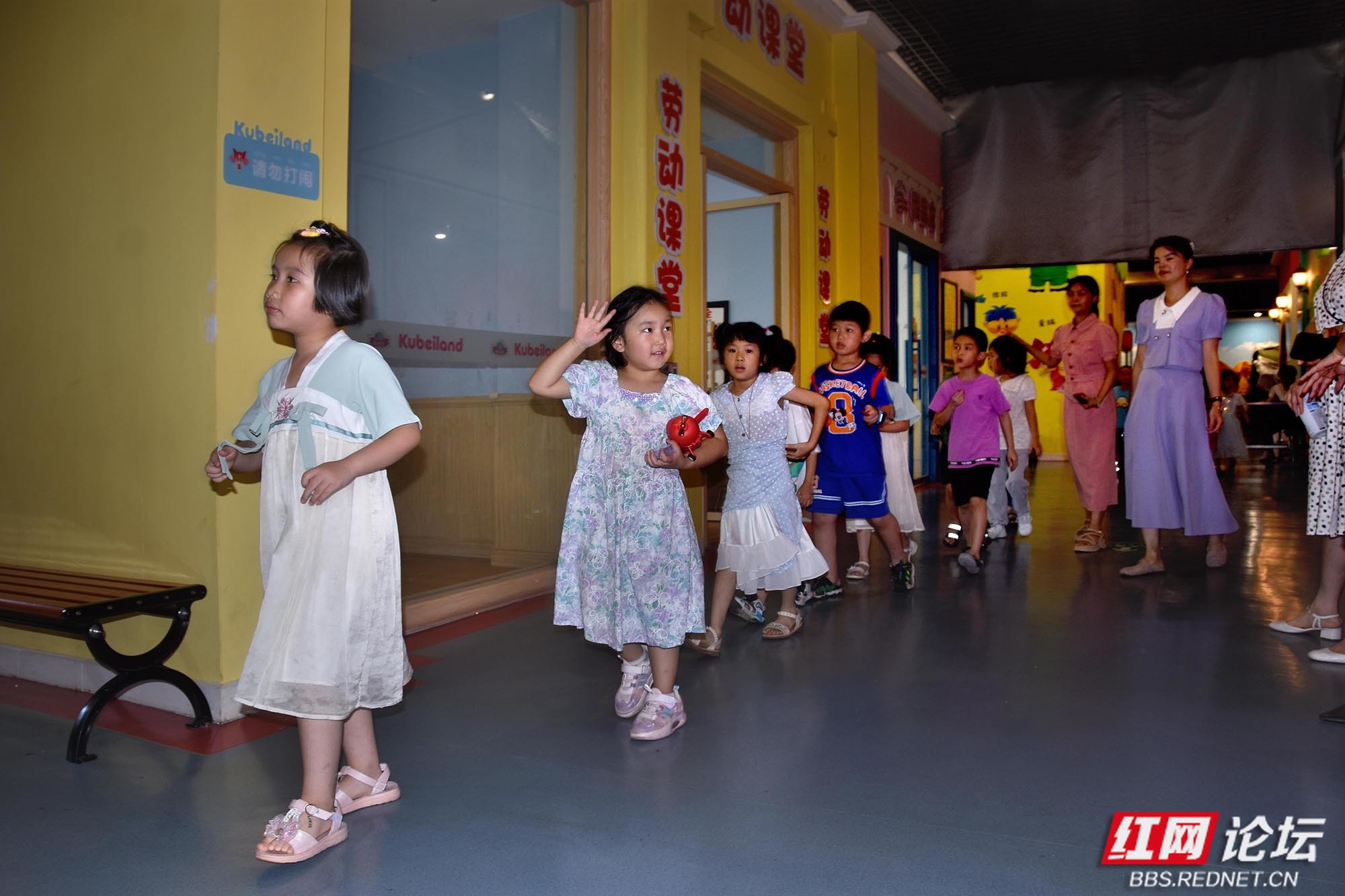 邵阳北塔区总工会暑假托管班酷贝拉开班: 儿童学习娱乐欢呼雀跃嗨翻天