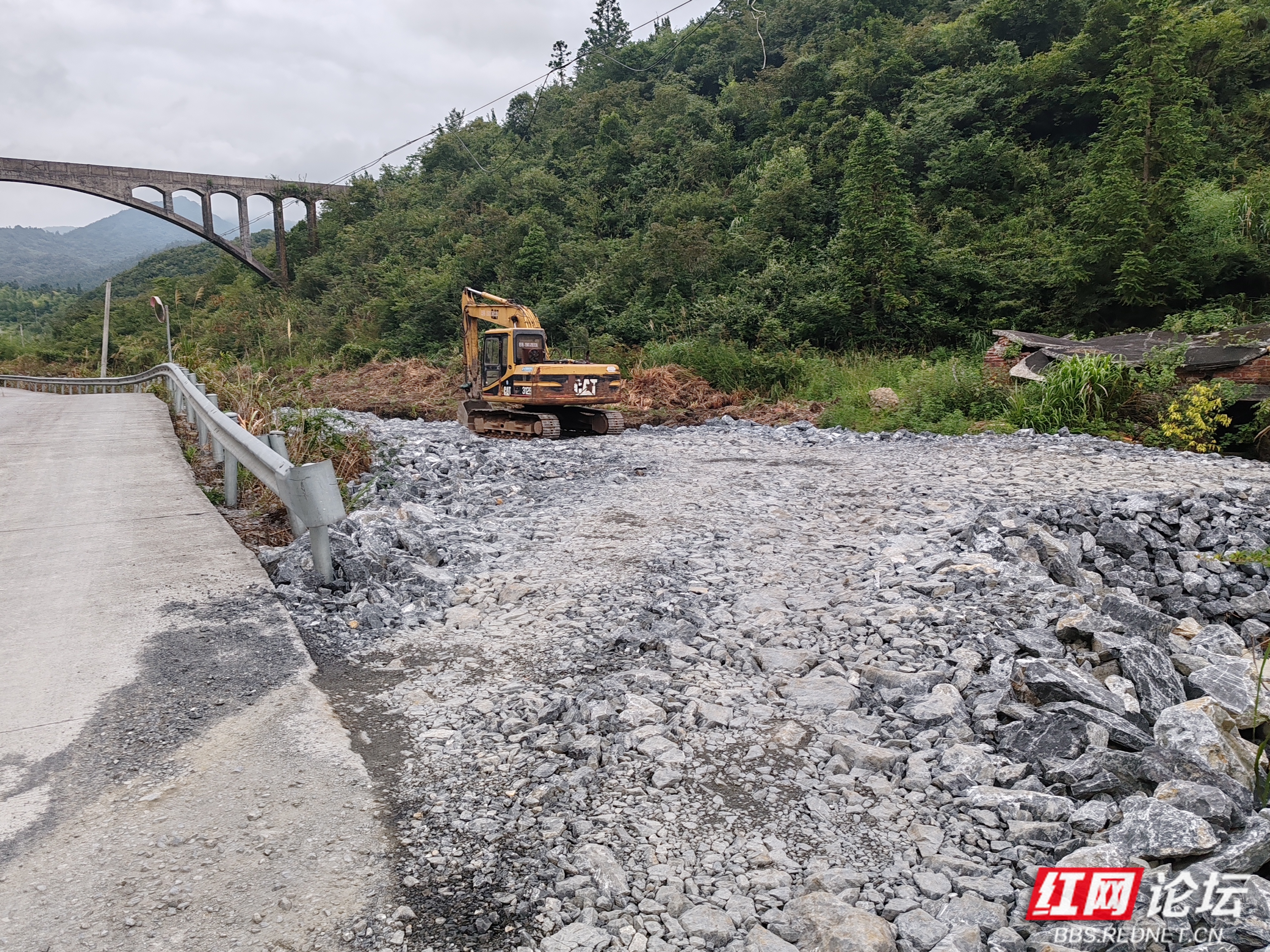 六纳雍高速公路岩脚段图片