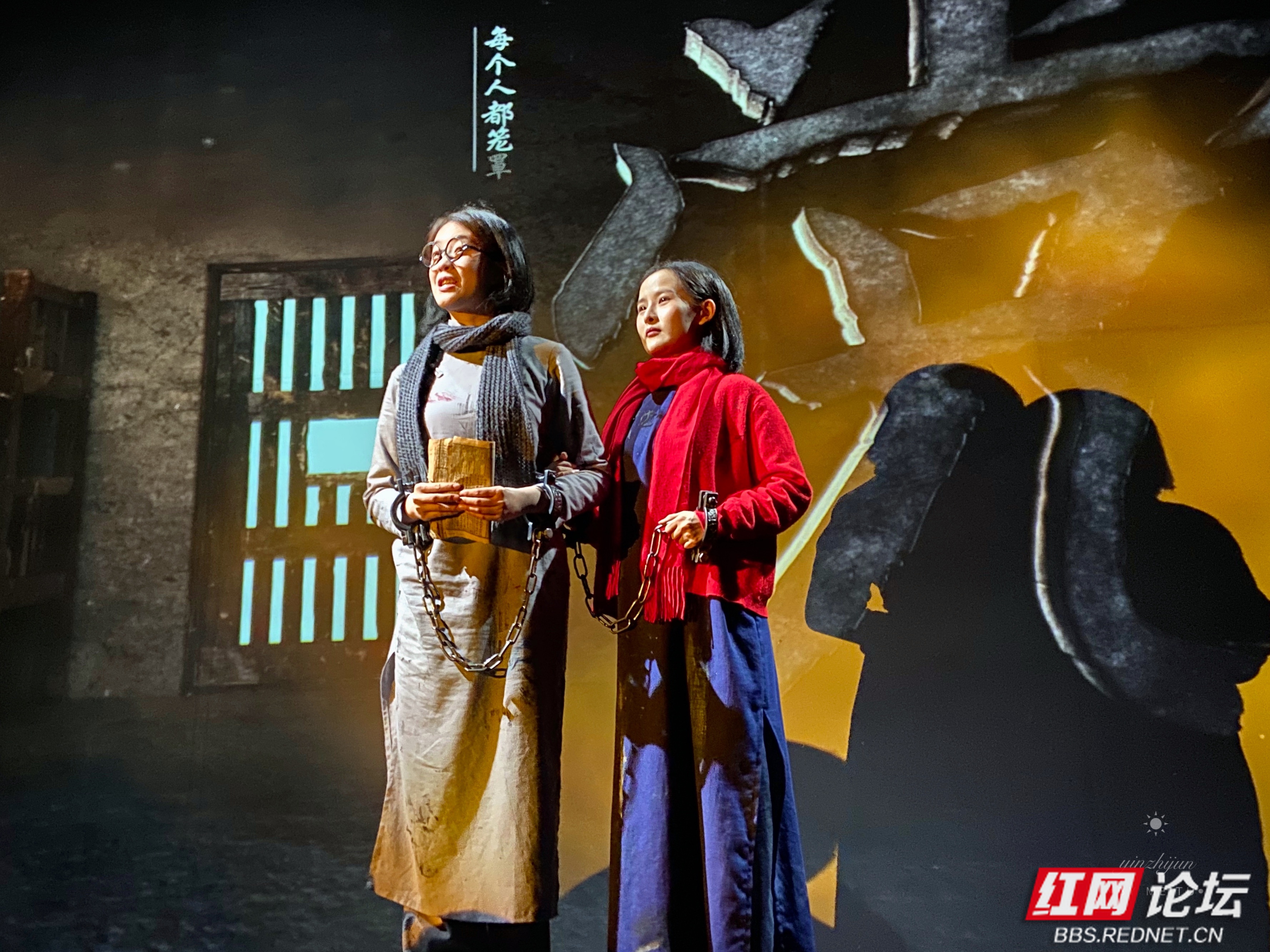 忘不了渣滓洞里铁链响,忘不了红岩的红梅带血开